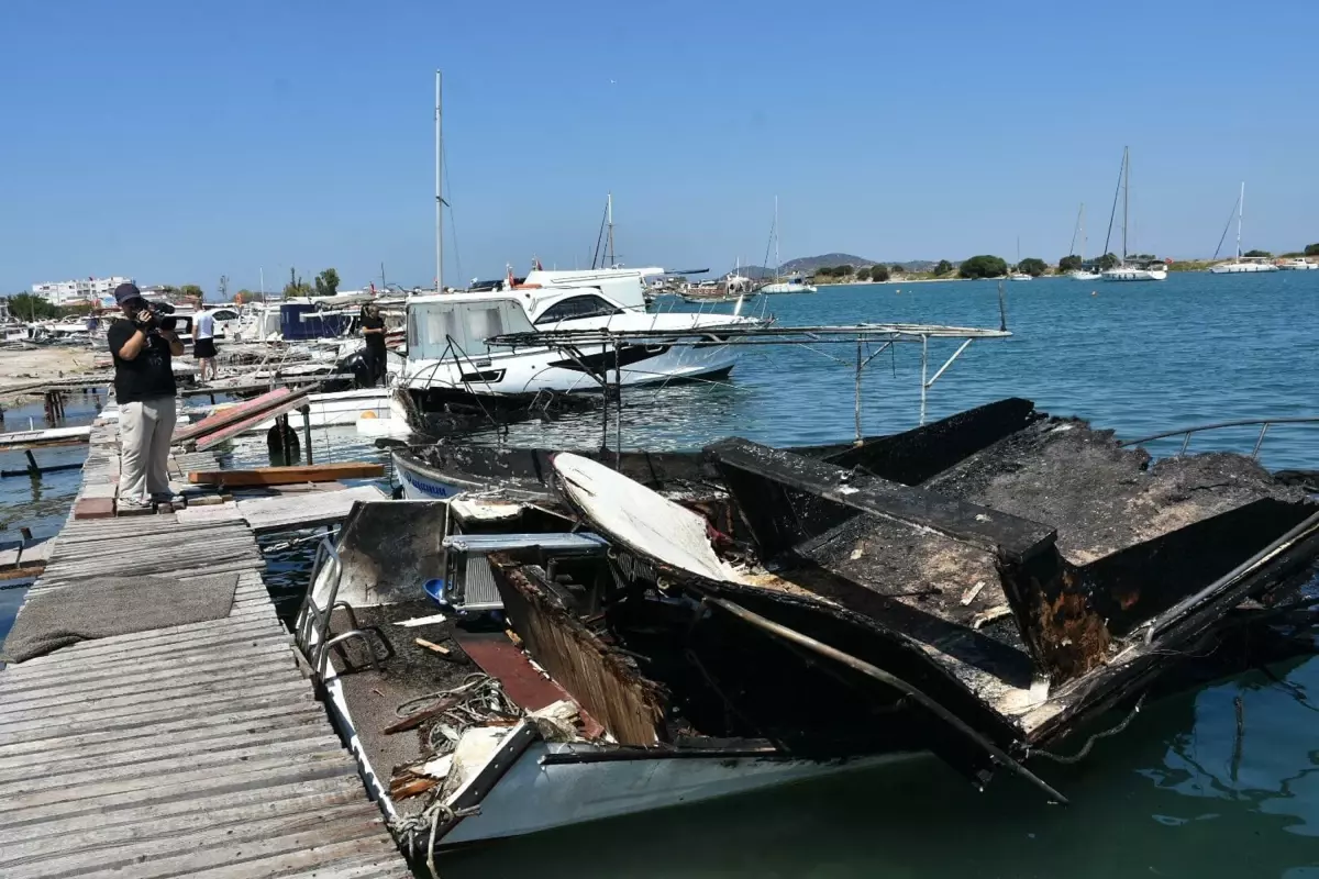 İzmir Urla'da Limanda Yangın: 5 Tekne Etkilendi