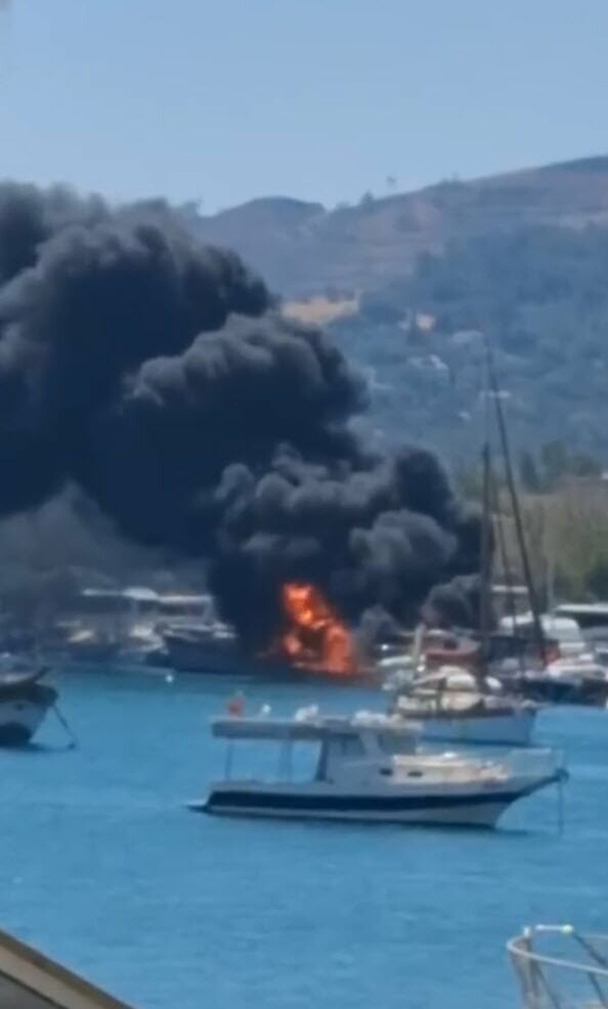 İzmir Urla'da Tekne Yangını: İtfaiye Müdahalede Bulunuyor