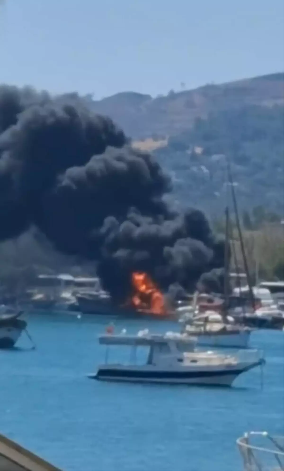 İzmir Urla'da Tekne Yangını: İtfaiye Müdahalede Bulunuyor
