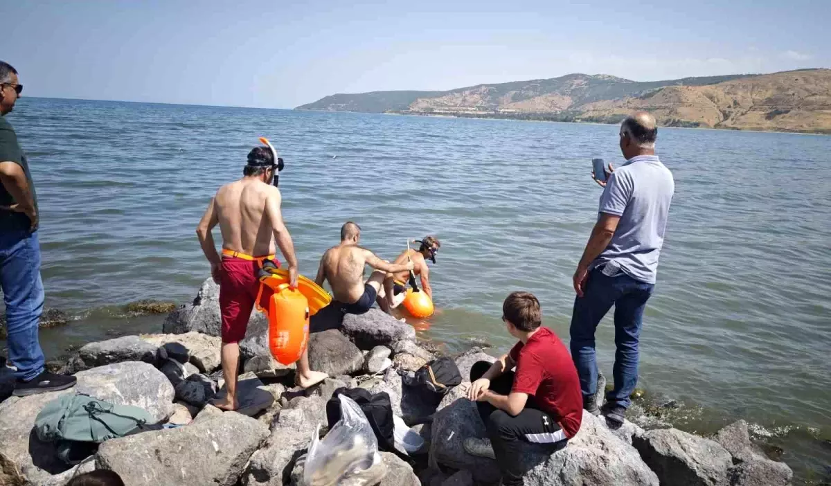 Tatvan'da 3 Yüzücü, Zafer Bayramı'nda Van Gölü'nde 6 Kilometer Kulaç Attı