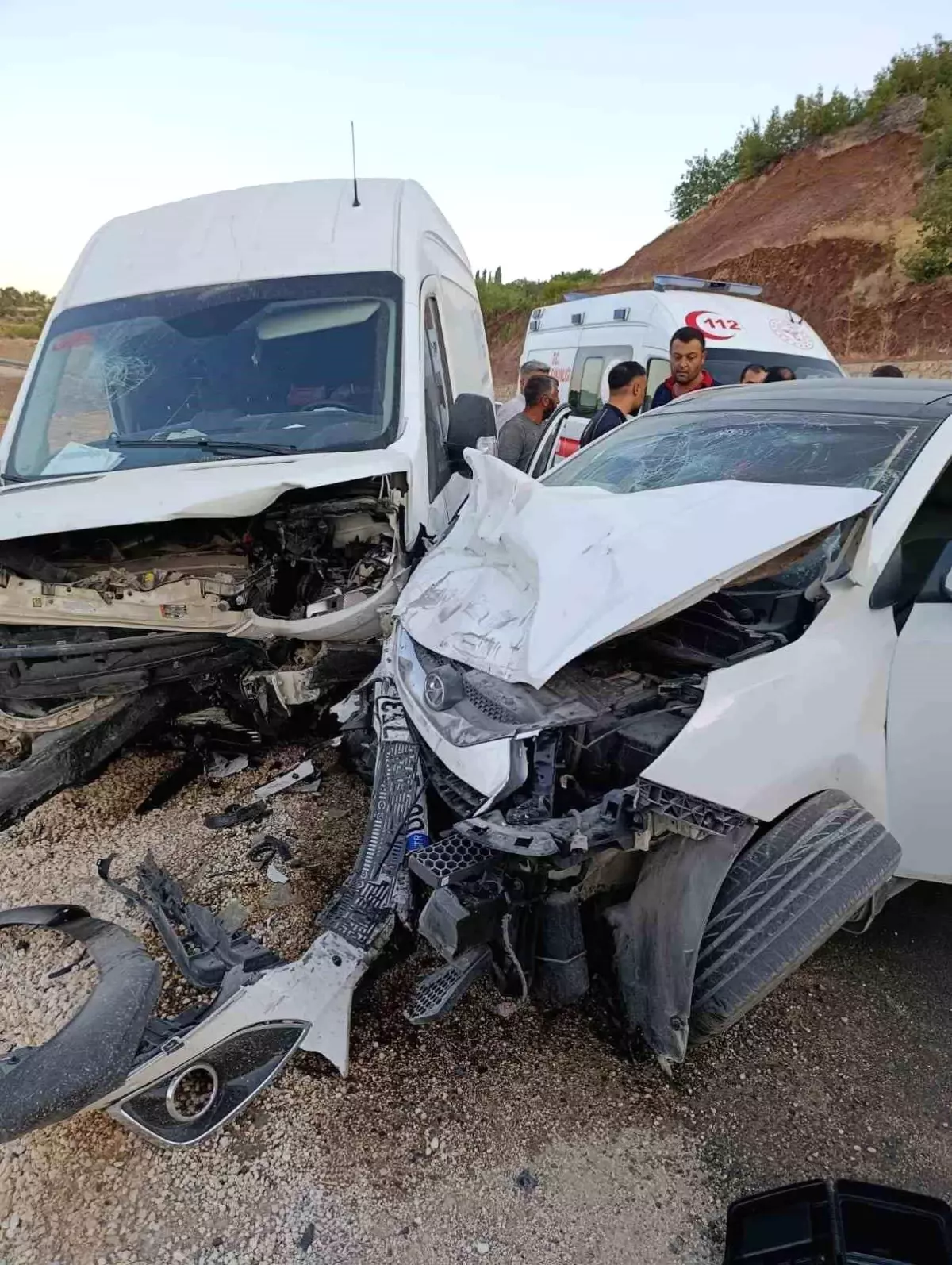 Adıyaman'da Minibüs ve Otomobil Çarpıştı: 5 Yaralı