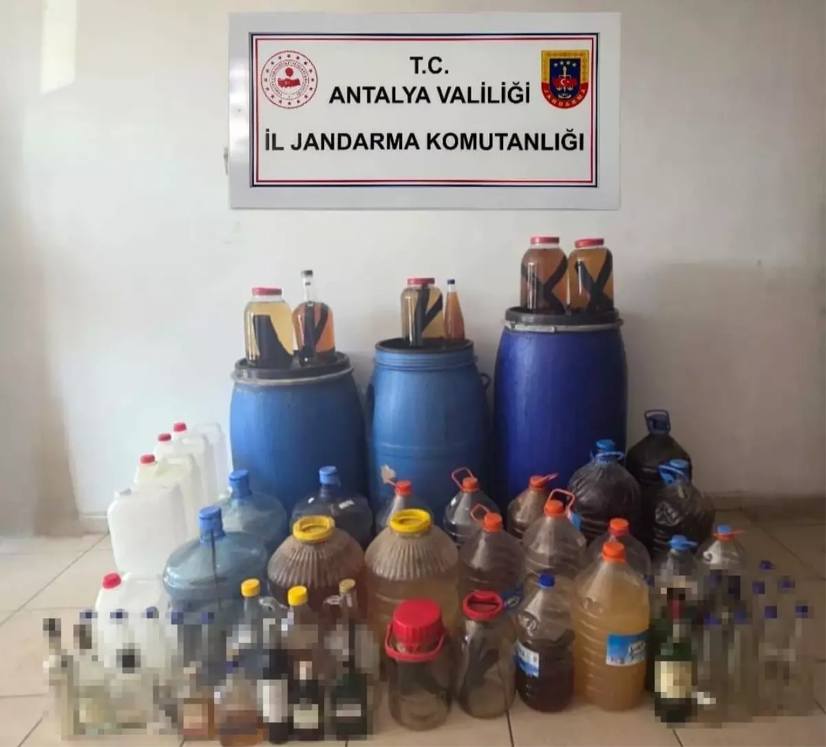 Alanya'da Jandarma Operasyonu: Çok Sayıda Sahte İçki Ele Geçirildi