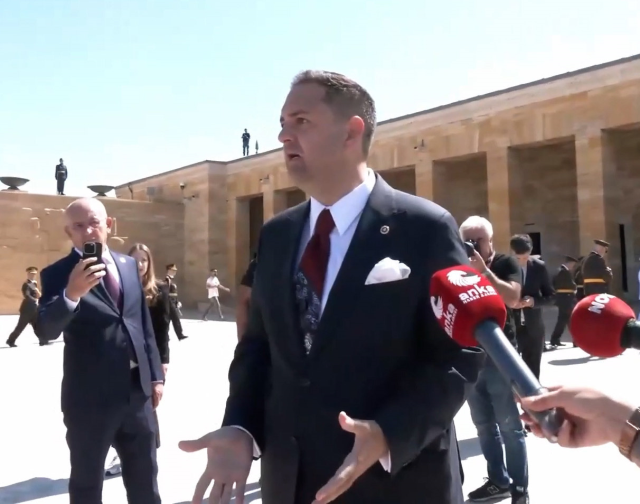 anitkabir de atilan slogan chp li vekili kuplere 18996889 1308 m