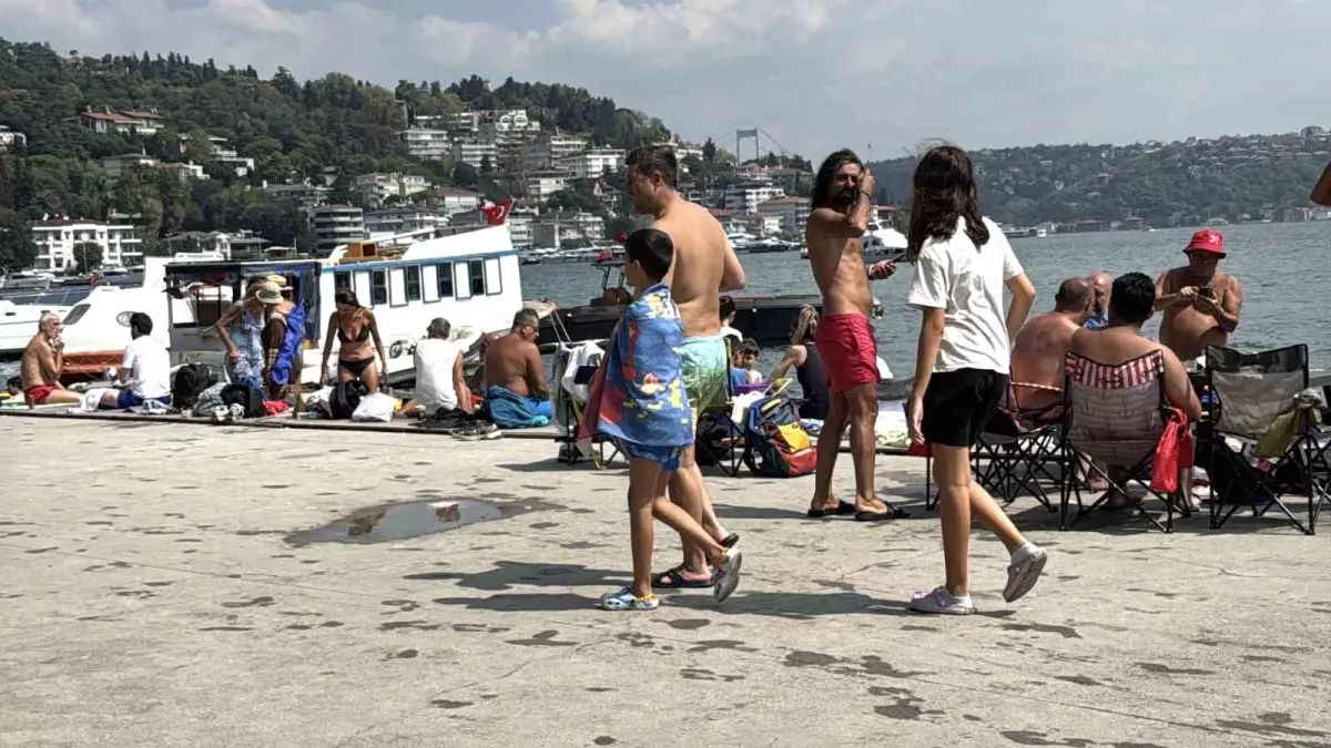 İstanbul'da 30 Ağustos Zafer Bayramı'nda Bebek Sahili'ne Yoğun İlgi
