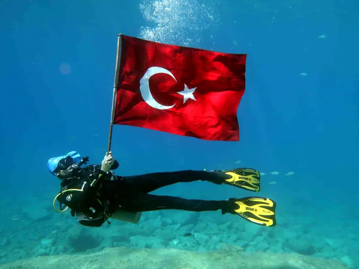 Fethiye'de Dalgıçlar Deniz Dibinde Türk Bayrağı Açtı