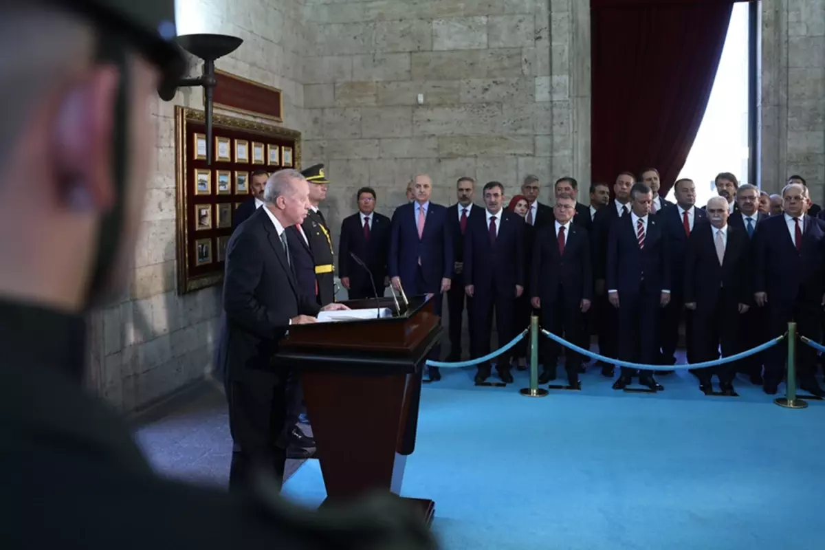 Devletin zirvesi Anıtkabir'de! Erdoğan'dan özel deftere çarpıcı not: Boş durmuyorlar