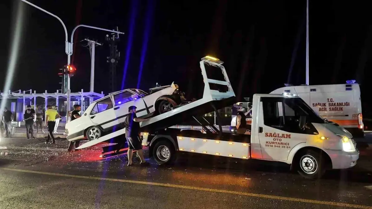 Sakarya'da Trafik Kazası: 3 Yaralı, 1'i Ağır