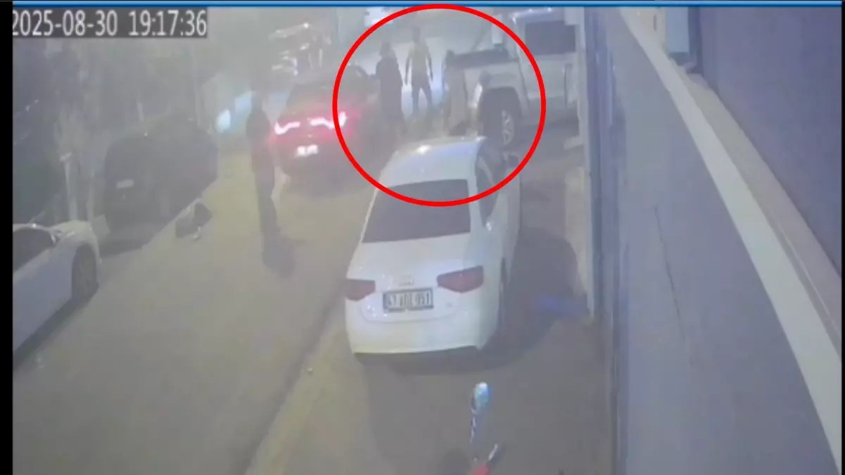Midyat'ta Polis Takibindeki Kamyonet Park Halindeki Araçlara Çarptı