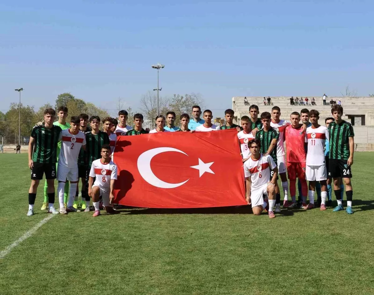 U16 ve U18 Milli Takımları, Zafer Bayramı'nı Kutladı