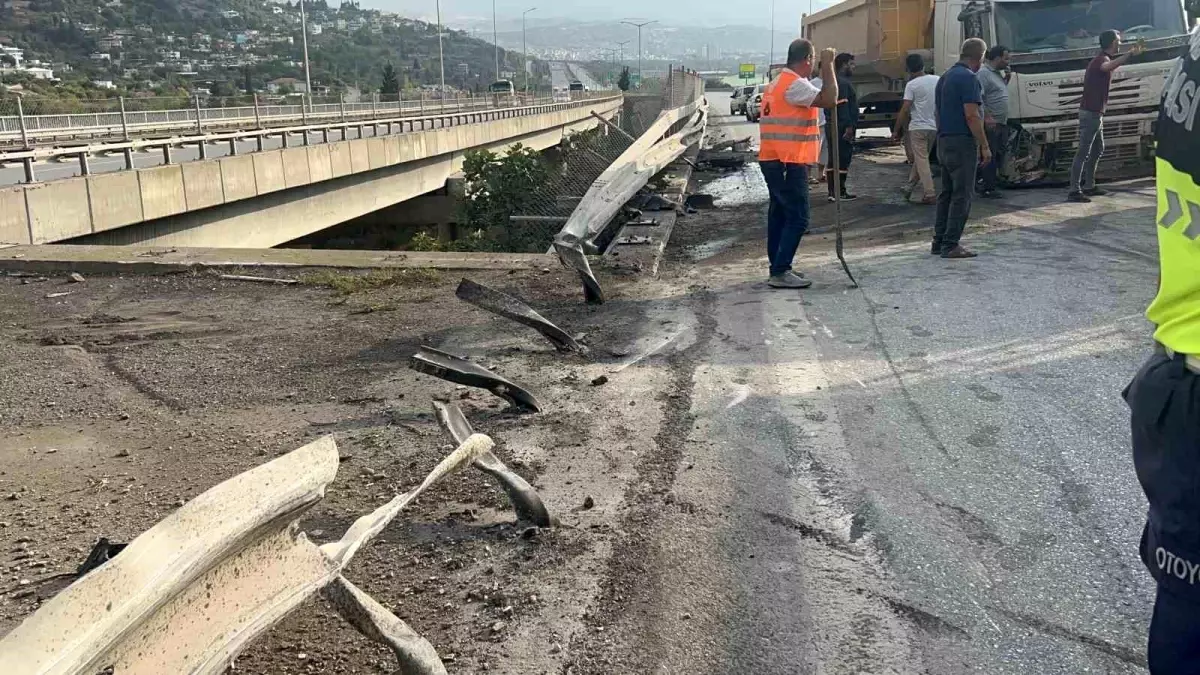 Hatay'da Tır Bariyerlere Çarptı, Can Kaybı Yok