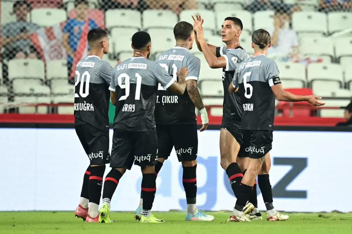 İlk galibiyet geldi! Karagümrük'ten stadı 90+3'te sessizliğe büründüren gol