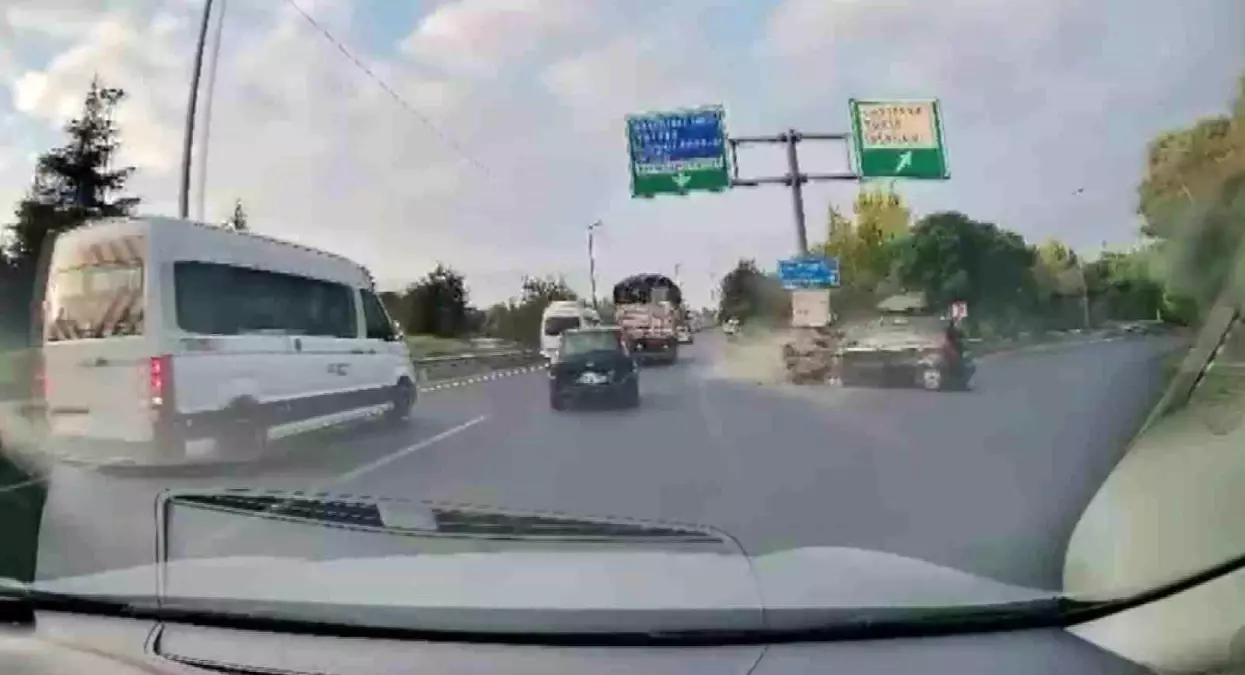 Kocaeli'de Otomobil Kazası: Bariyerlere Giriş Anı Kamerada