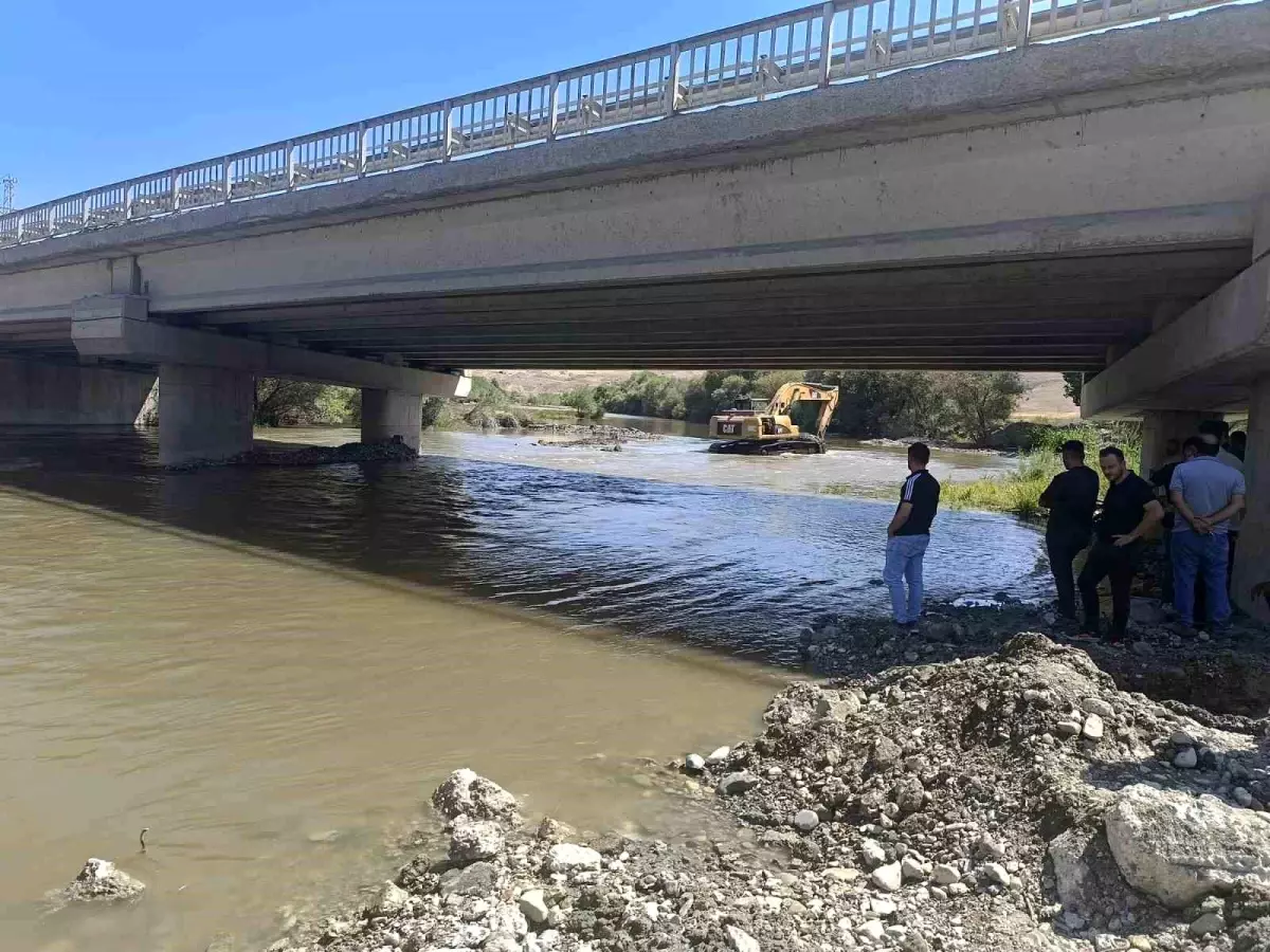 Aşkale'de Karasu Nehri'ne Uçan Otomobilde Kayıp Yolcu Aranıyor