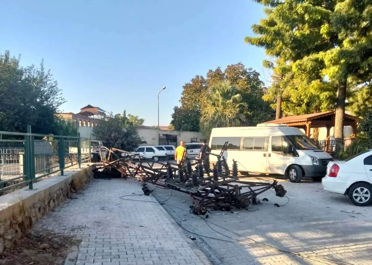 Muğla'da Kömür Kamyonu Elektrik Direğini Yıktı, Kaçtı