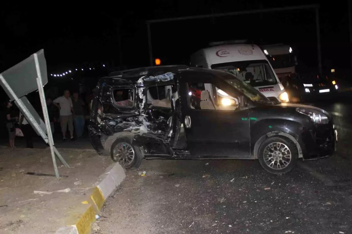 Manisa'da Kamyon ile Kamyonet Çarpıştı: 1 Ölü, 8 Yaralı