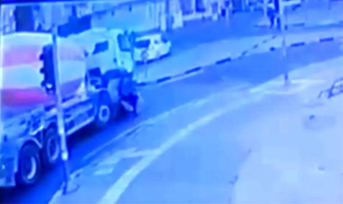 Motosiklet Beton Mikserinin Altında Kalmaktan Son Anda Kurtuldu