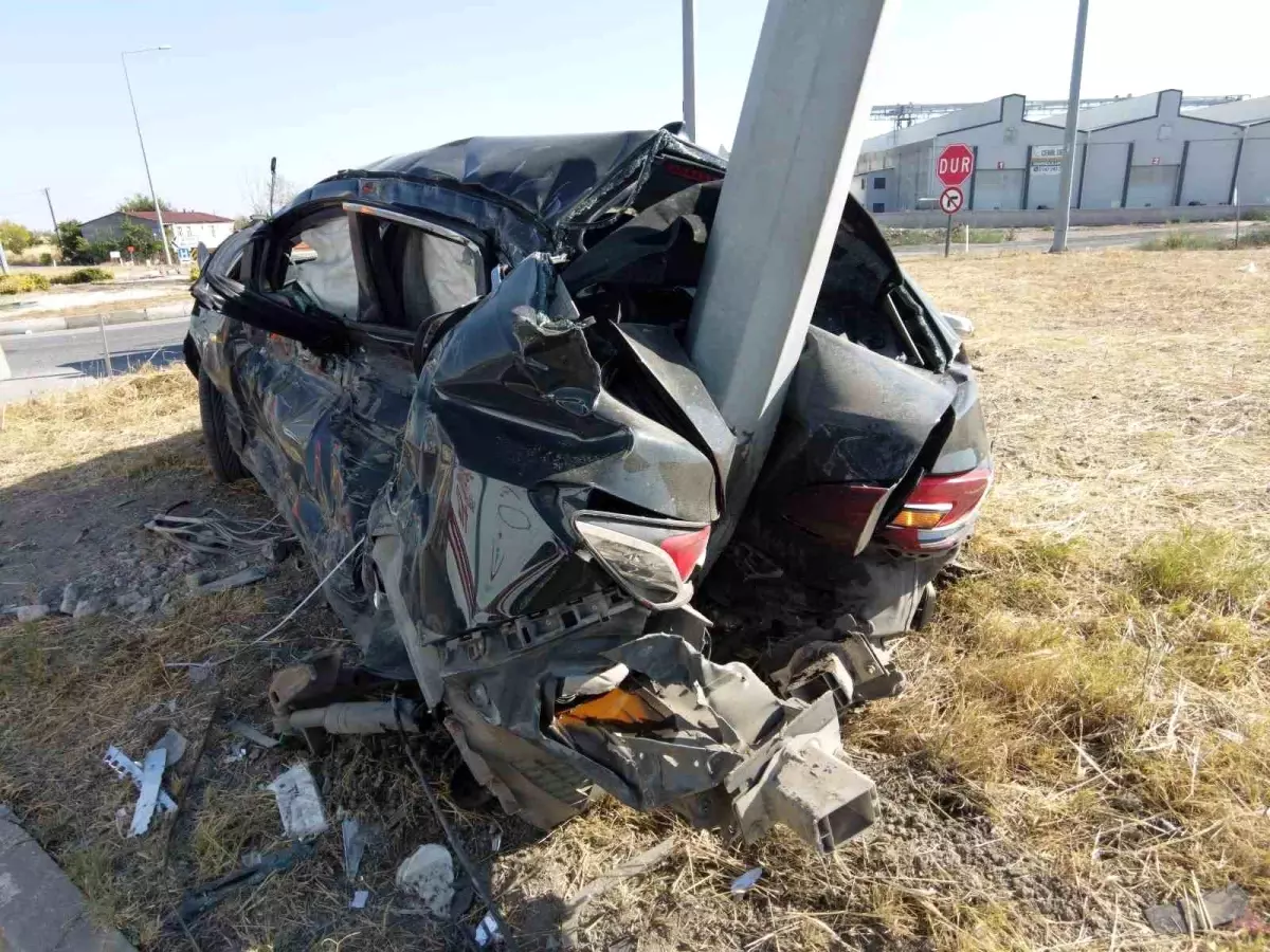 Edirne'de Direğe Saplanan Otomobil Kazasında 3 Yaralı