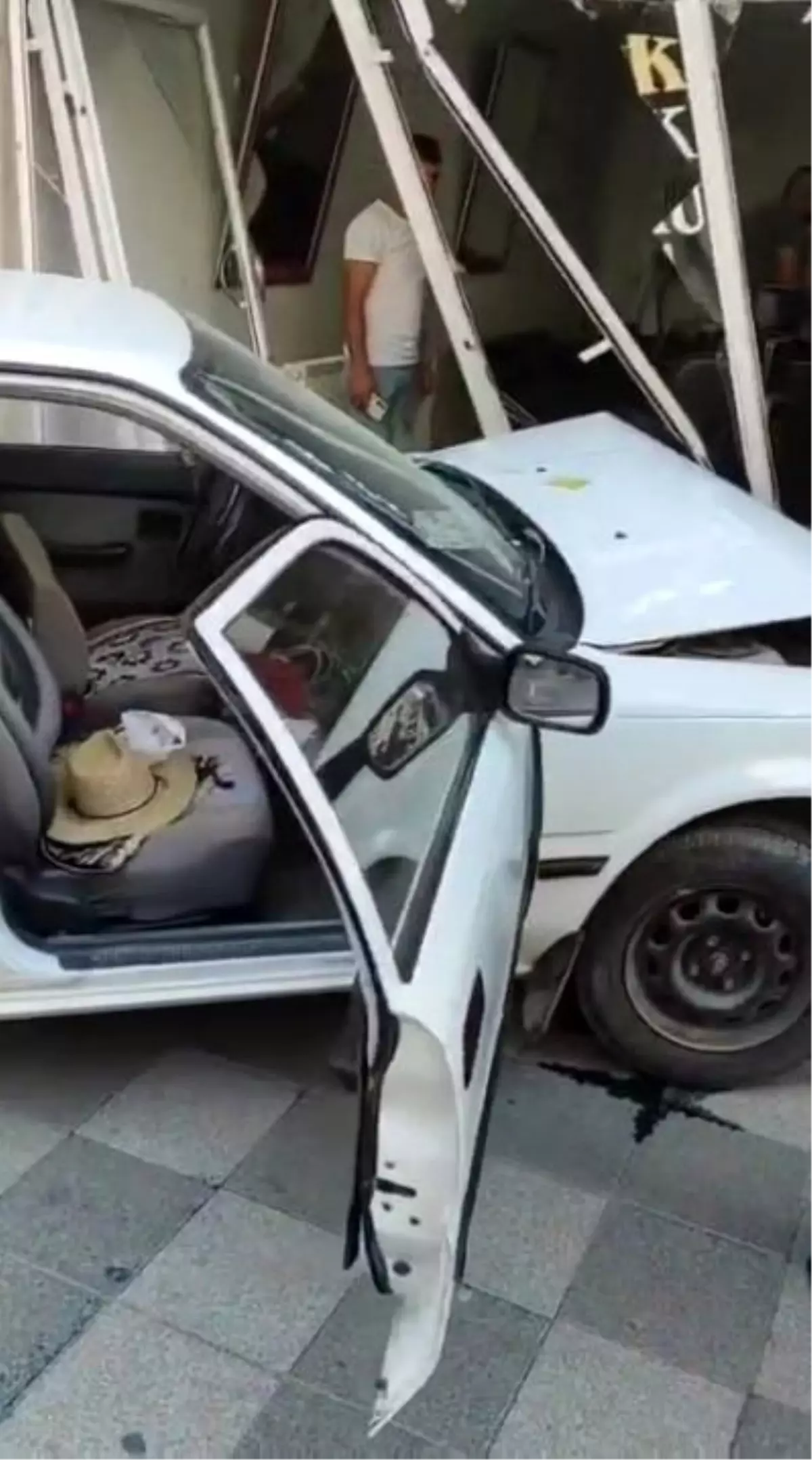 Kontrolden Çıkan Otomobil Kuaför Dükkanına Girdi: Bisikletli Yaralandı
