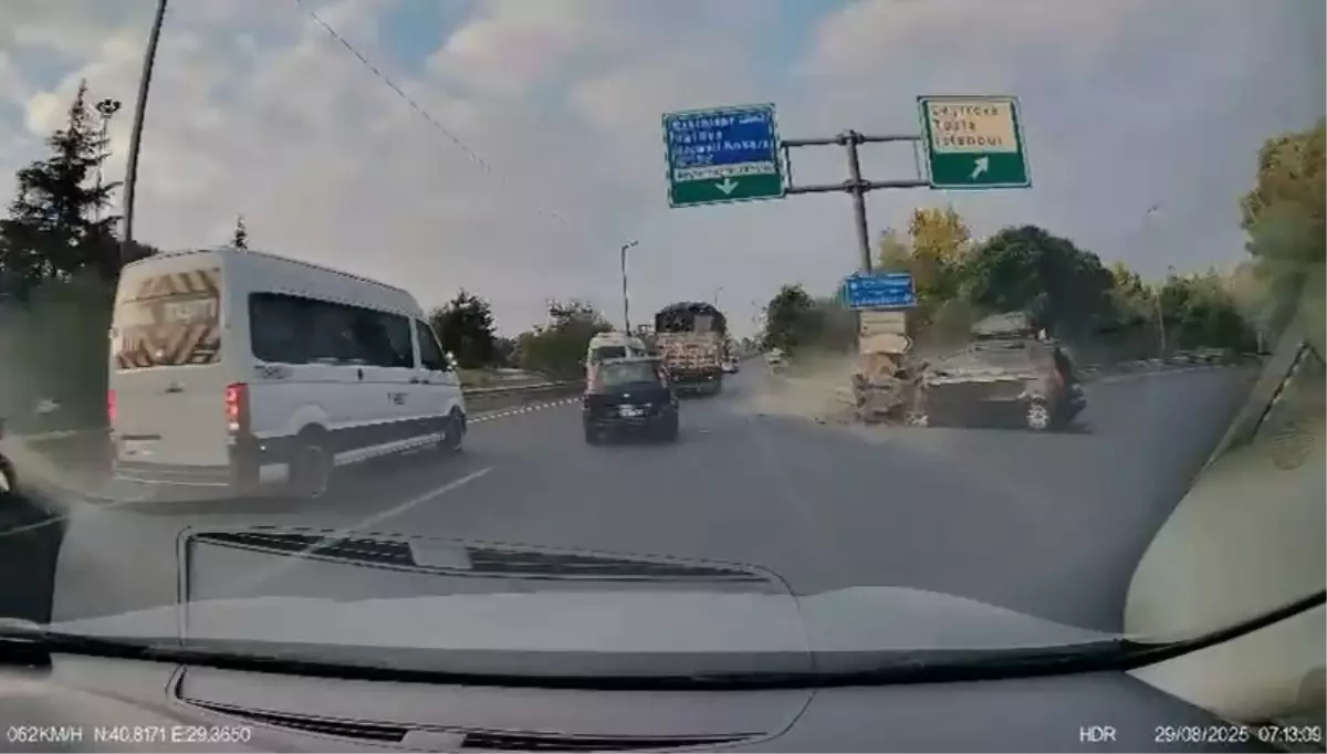 Kocaeli'de D-100 Kara Yolunda Kaza: Araç Kamerasında Anbean Görüntülendi