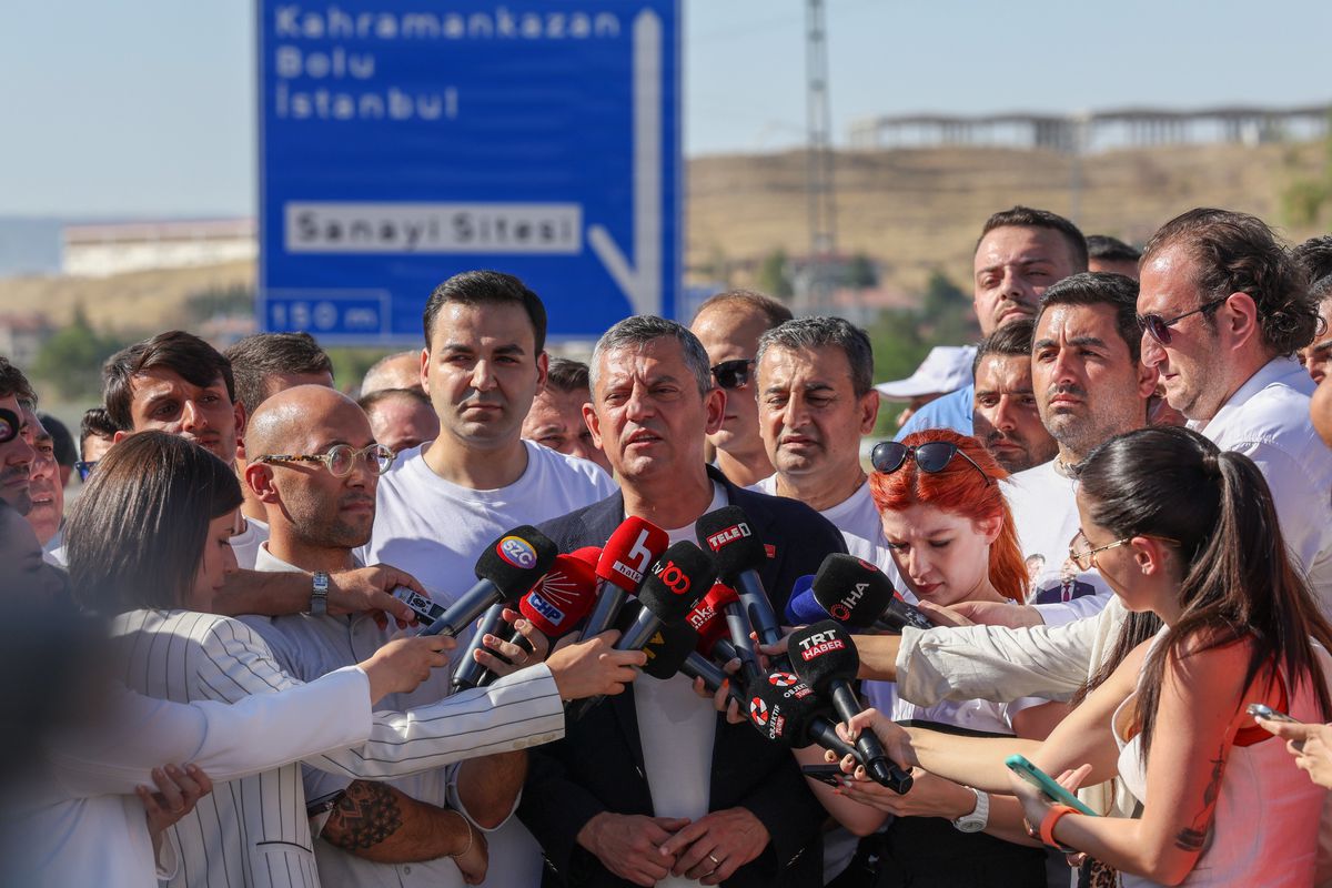 Özgür Özel: Fotoğraftan Atatürk'ü silenleri millet kalbinden silmiştir