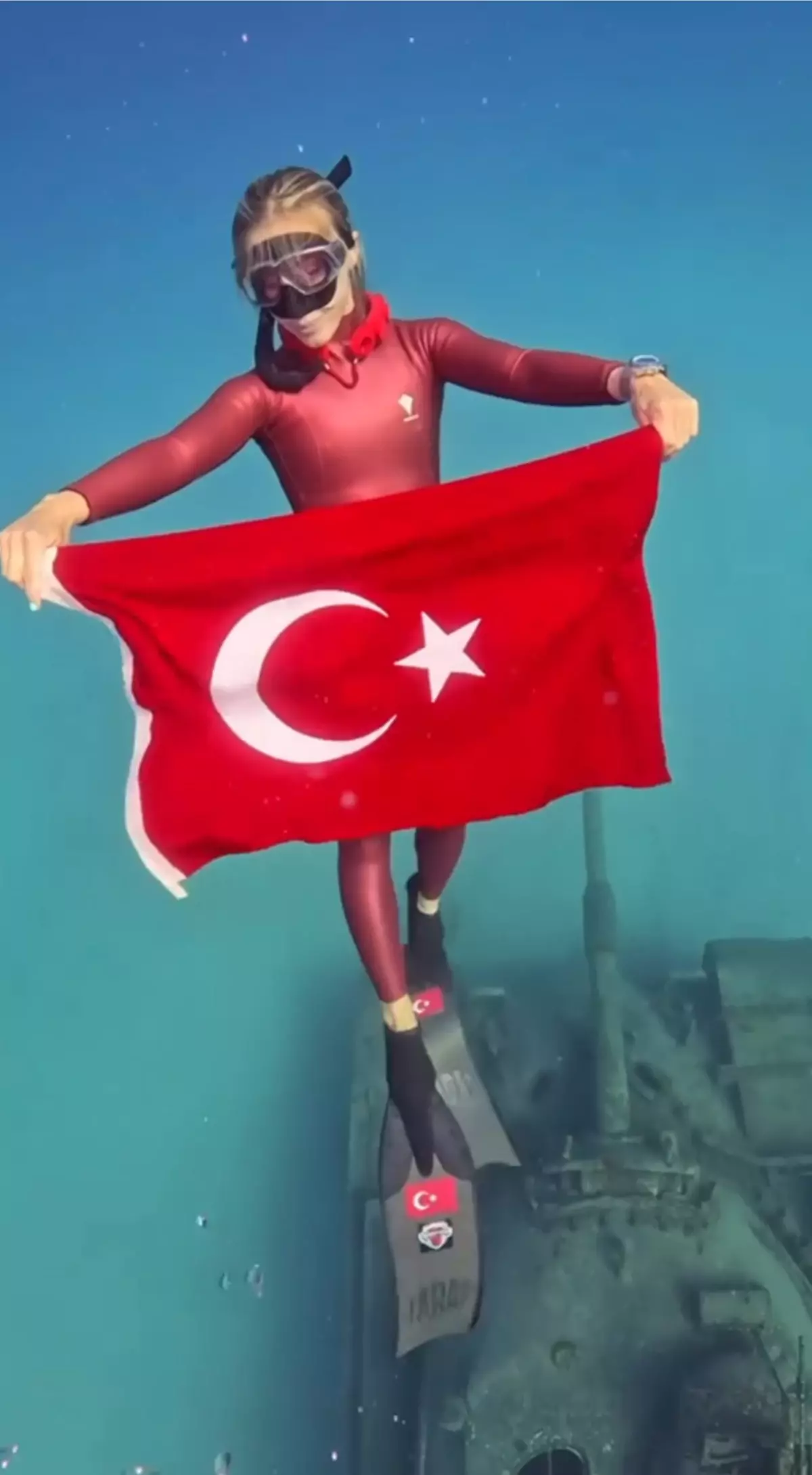 Şahika Ercümen'den Zafer Bayramı'nda Anlamlı Dalış