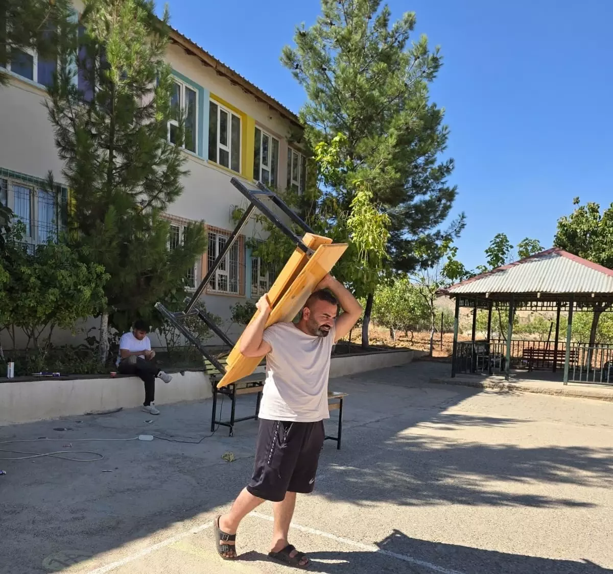 Eruh'ta Okul Müdürü ve Velilerden Dayanışma