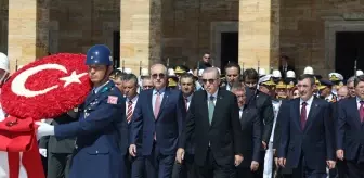 Yine boş geçmediler! İşte Cumhurbaşkanı Erdoğan'ın Anıtkabir'e yürüdüğü esnada atılan slogan