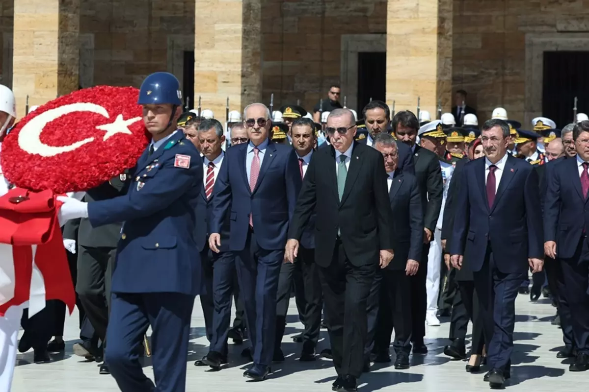 Yine boş geçmediler! İşte Cumhurbaşkanı Erdoğan'ın Anıtkabir'e yürüdüğü esnada atılan slogan
