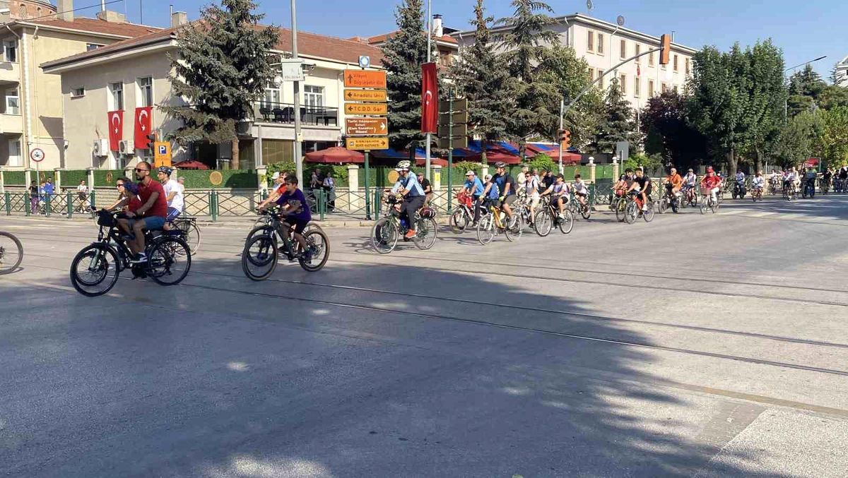 Eskişehir'de 30 Ağustos Zafer Bayramı İçin Bisiklet Turu Düzenlendi