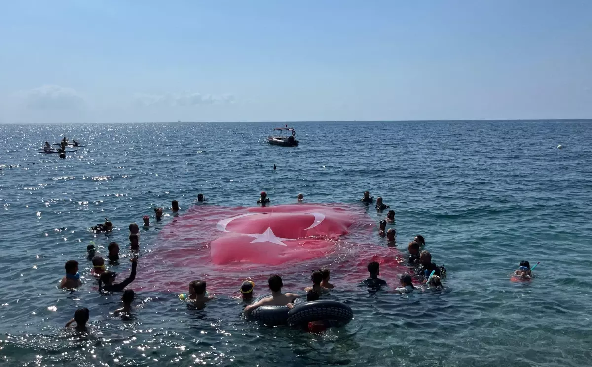 Antalya'da Dalgıçlar Su Altında Türk Bayrağı Açarak Zafer Bayramı'nı Kutladı