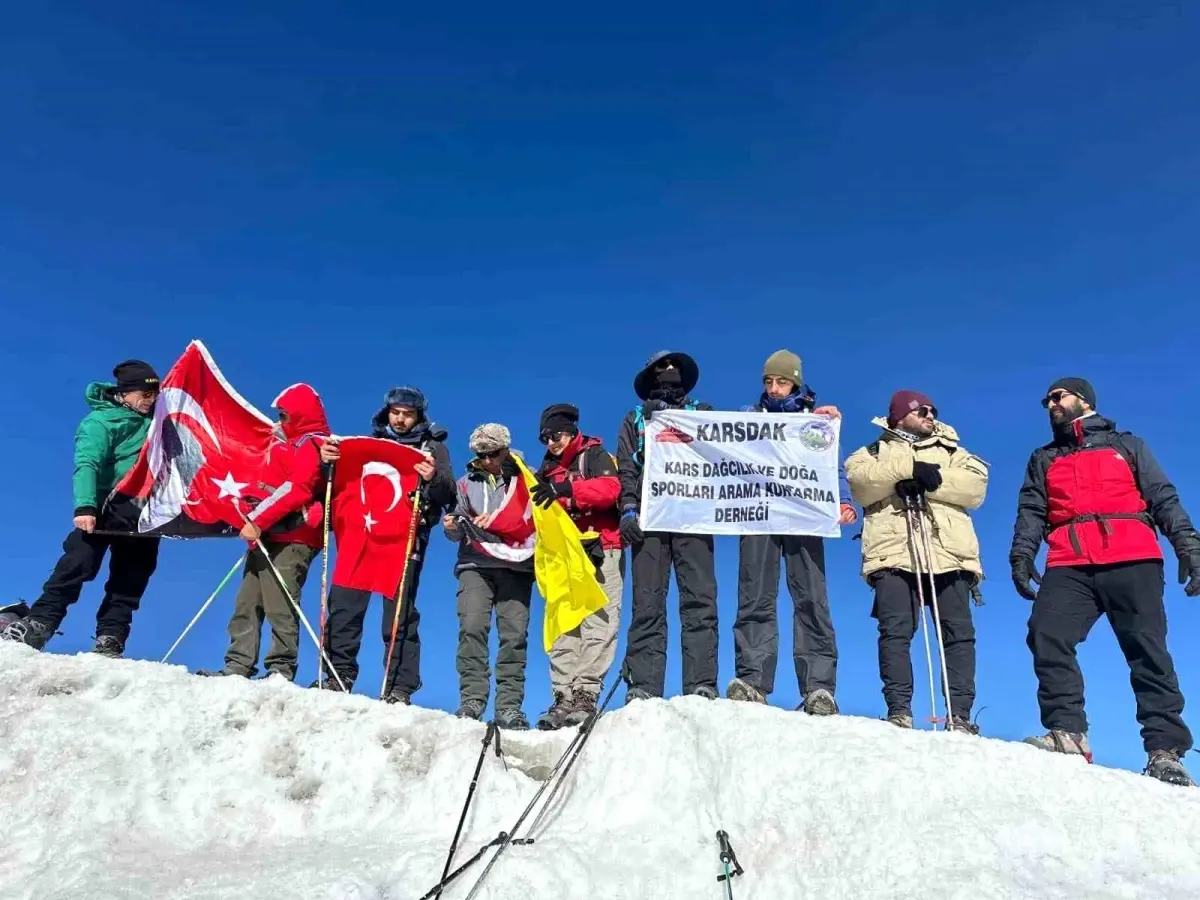 Ağrı Dağı'na Zirve Tırmanışı: 30 Ağustos Zafer Bayramı'nda 12 Dağcı Başarıyla Zirveye Ulaştı