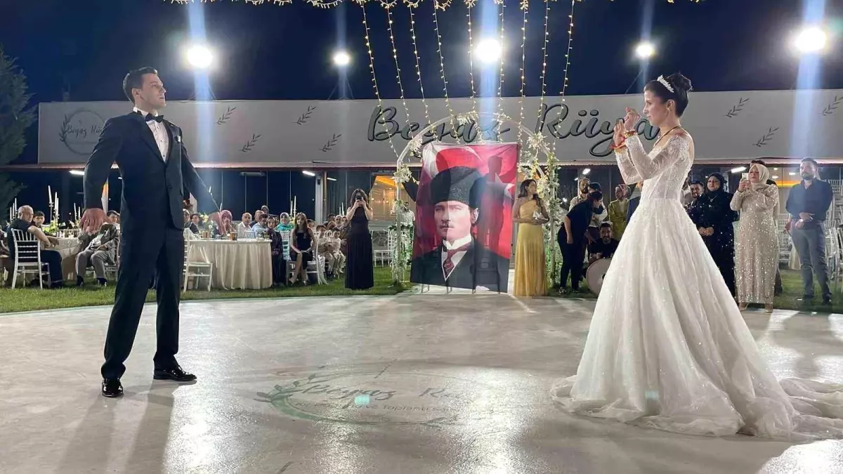 30 Ağustos Zafer Bayramı'nda Düğün: Elif ve Hakan Şentürk'un Unutulmaz Anları