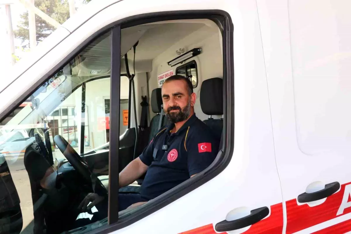 Ambulans Şoföründen Örnek Davranış: Kendi Ayakkabılarını Kağıt Toplayıcısı Çocuğa Verdi