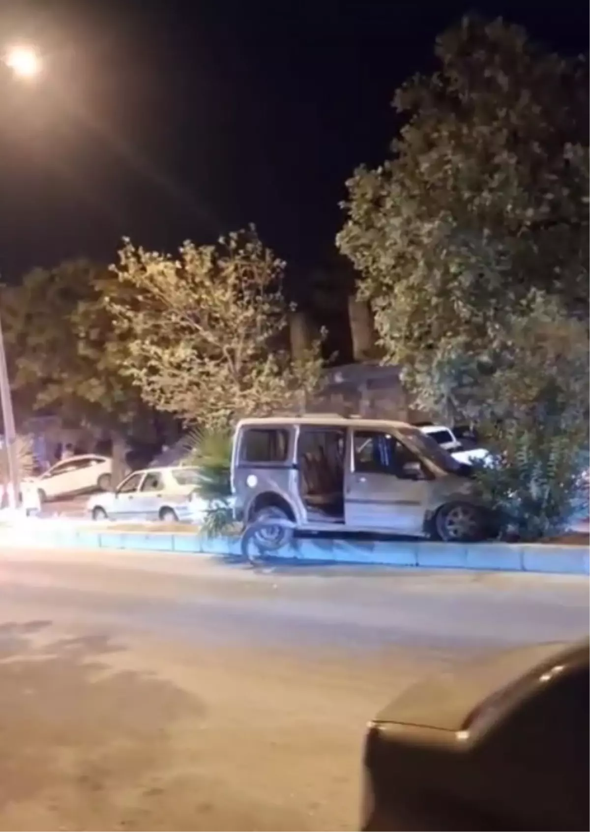 Yayladağı'nda Olaylı Gece: Anne-Babayı Darbederken Rehin Aldığı Sürücüyle Polisten Kaçmaya Çalıştı