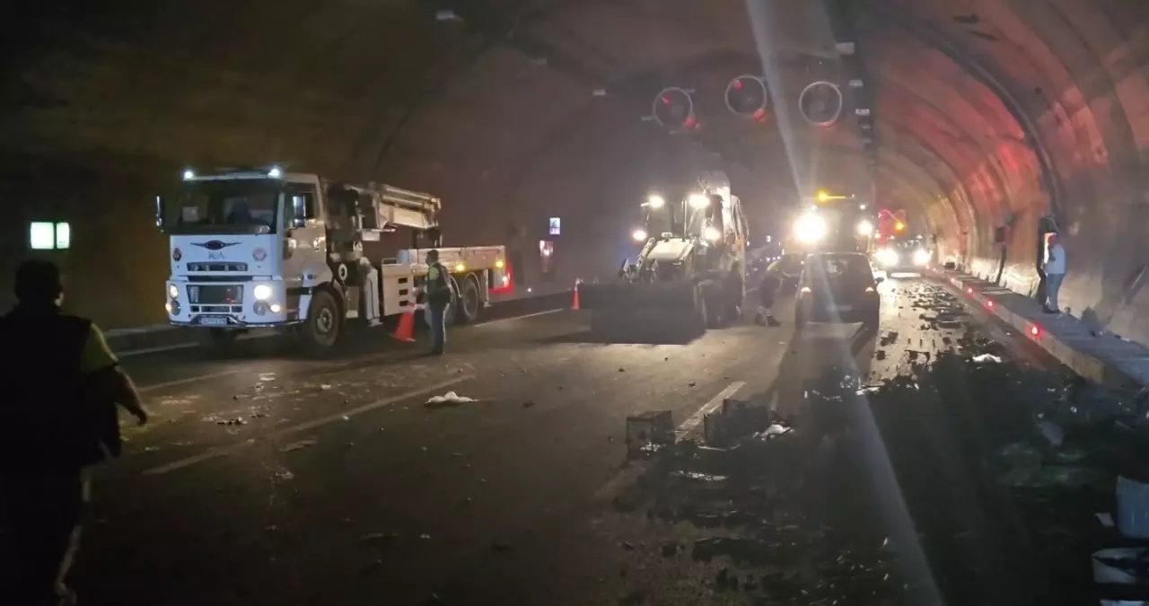 Kuzey Marmara Otoyolu'nda TIR Kazası: Sebze Yüklü Araç Devrildi