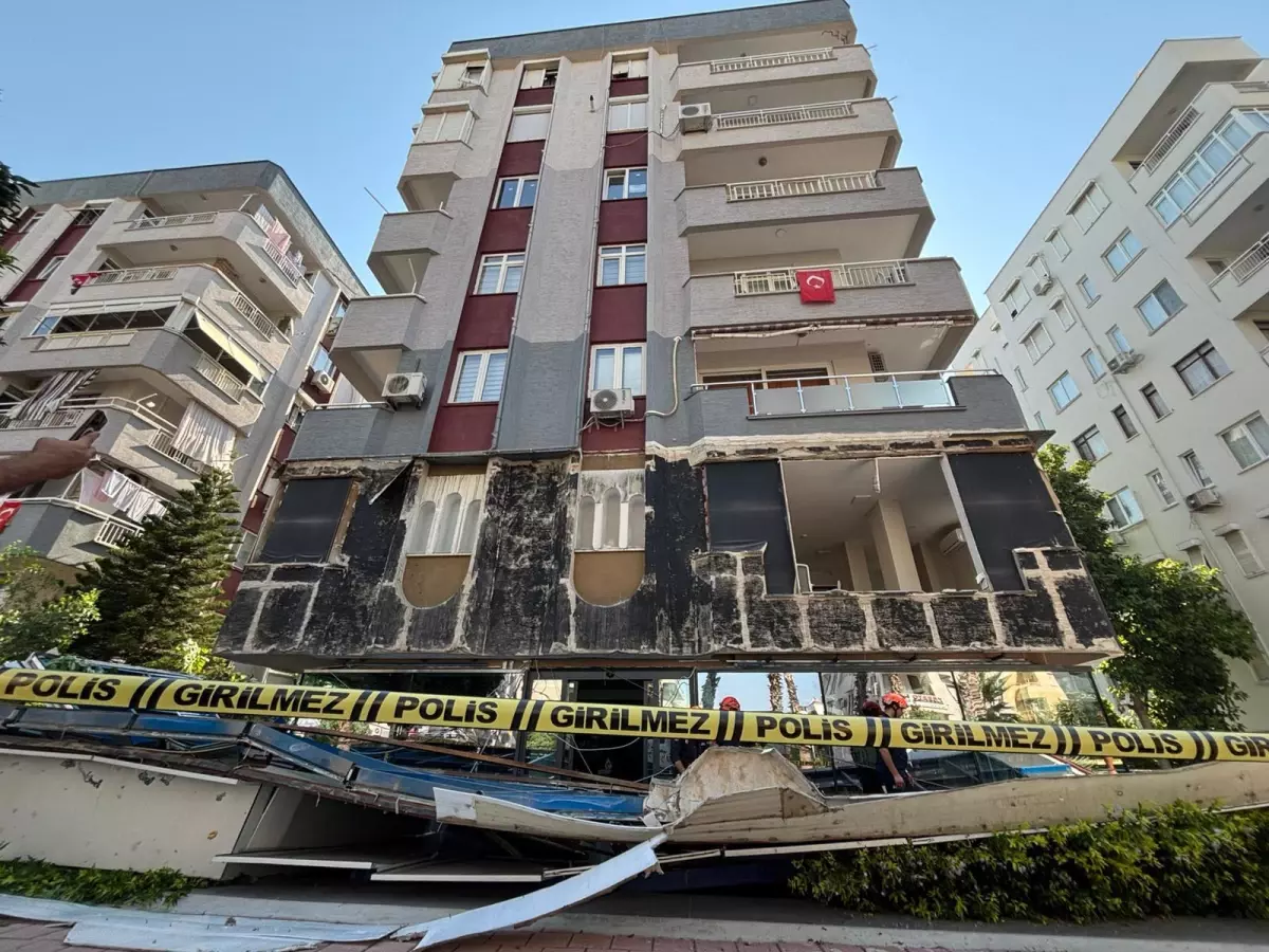 Antalya'da 6 Katlı Binanın Dış Cephe Kaplaması Düştü