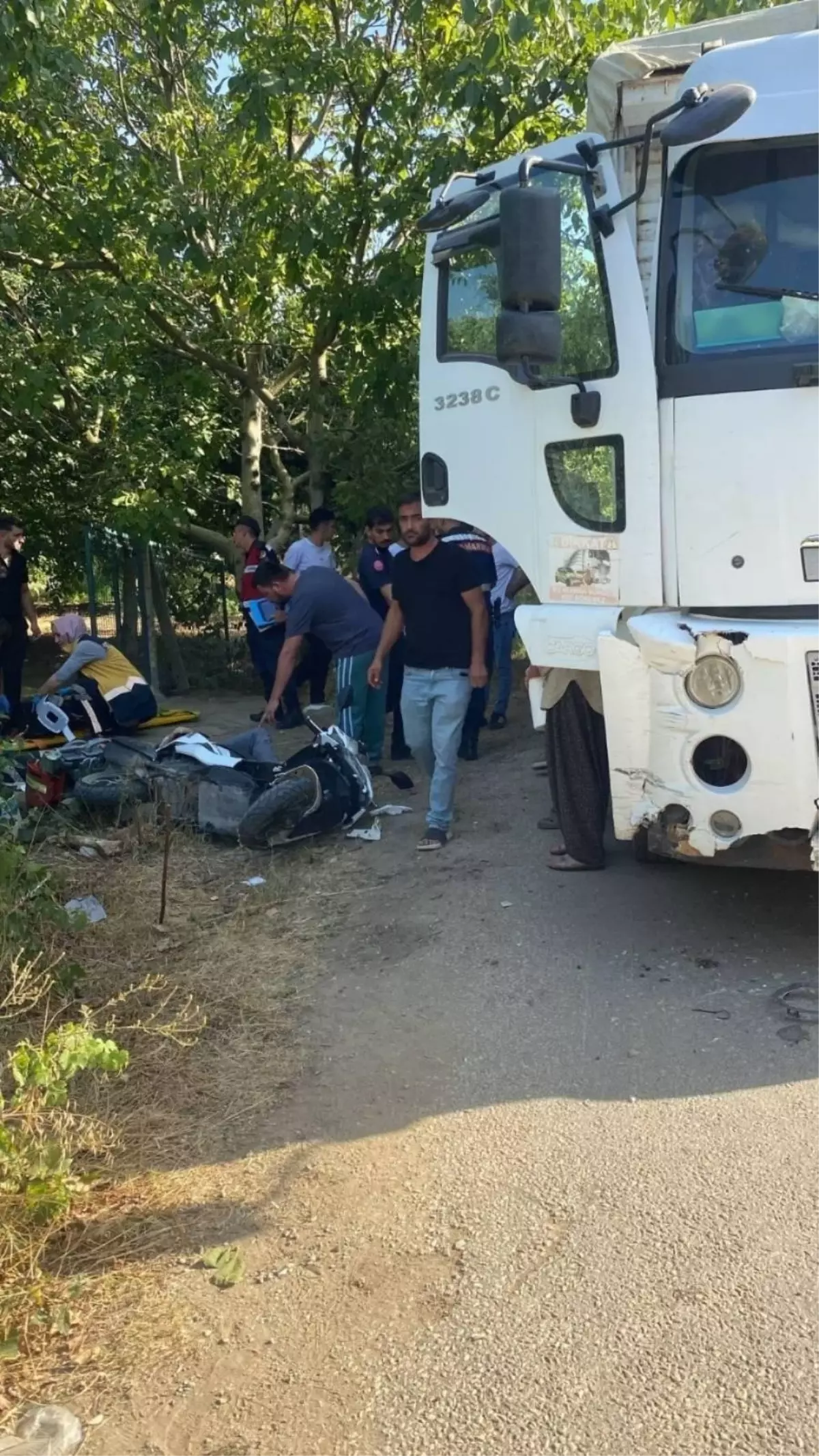 İnegöl'de Motosiklet ile Kamyon Çarpıştı: 2 Ağır Yaralı
