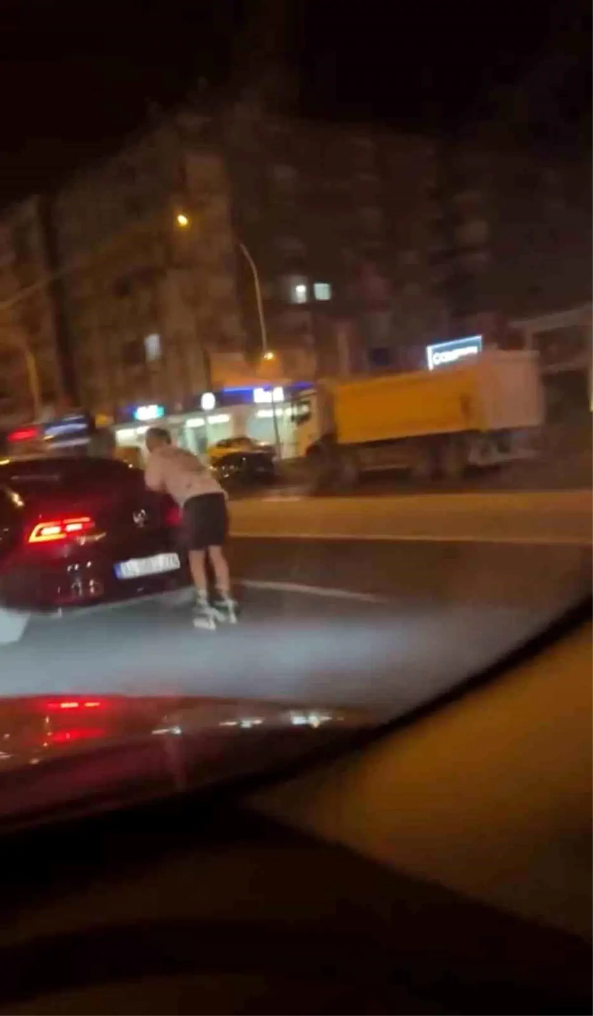 Diyarbakır'da Patenli Genç, Araç Arkasında Tehlikeli Yolculuk Yaptı