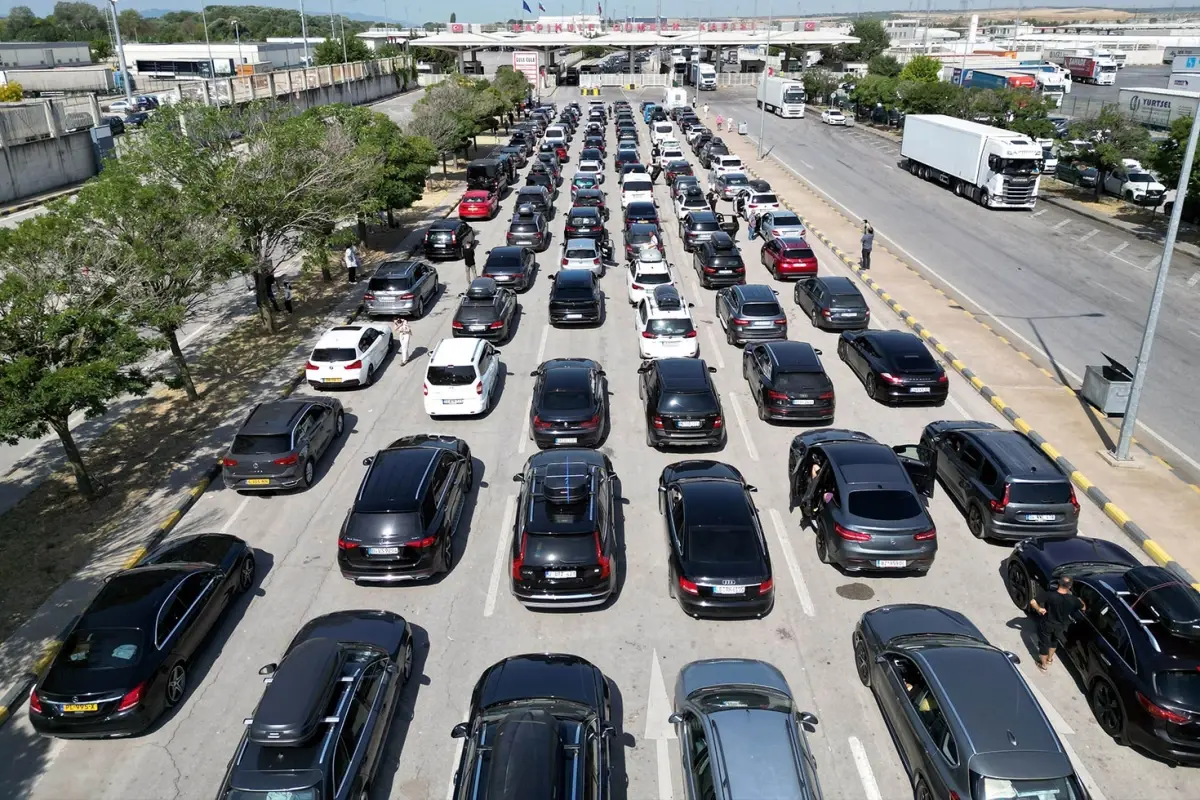 Ana vatana akın akın veda ediyorlar: Kilometrelerce kuyruk oluştu