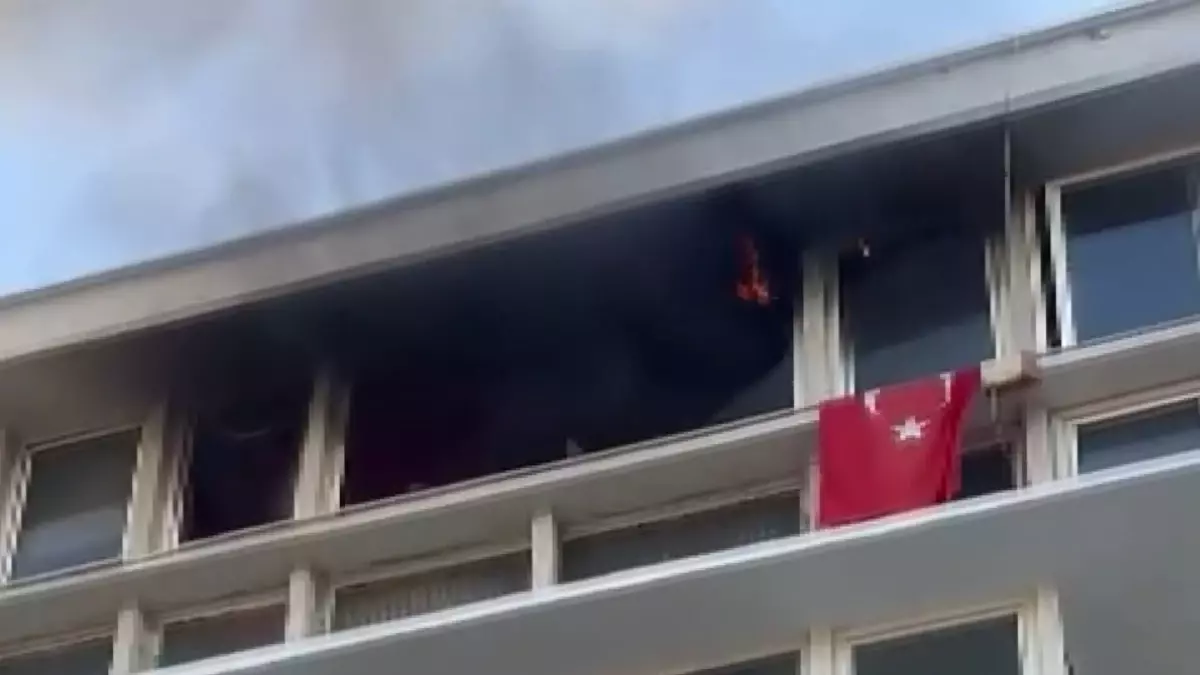 Kadıköy'de 4 Katlı Binada Yangın Çıktı