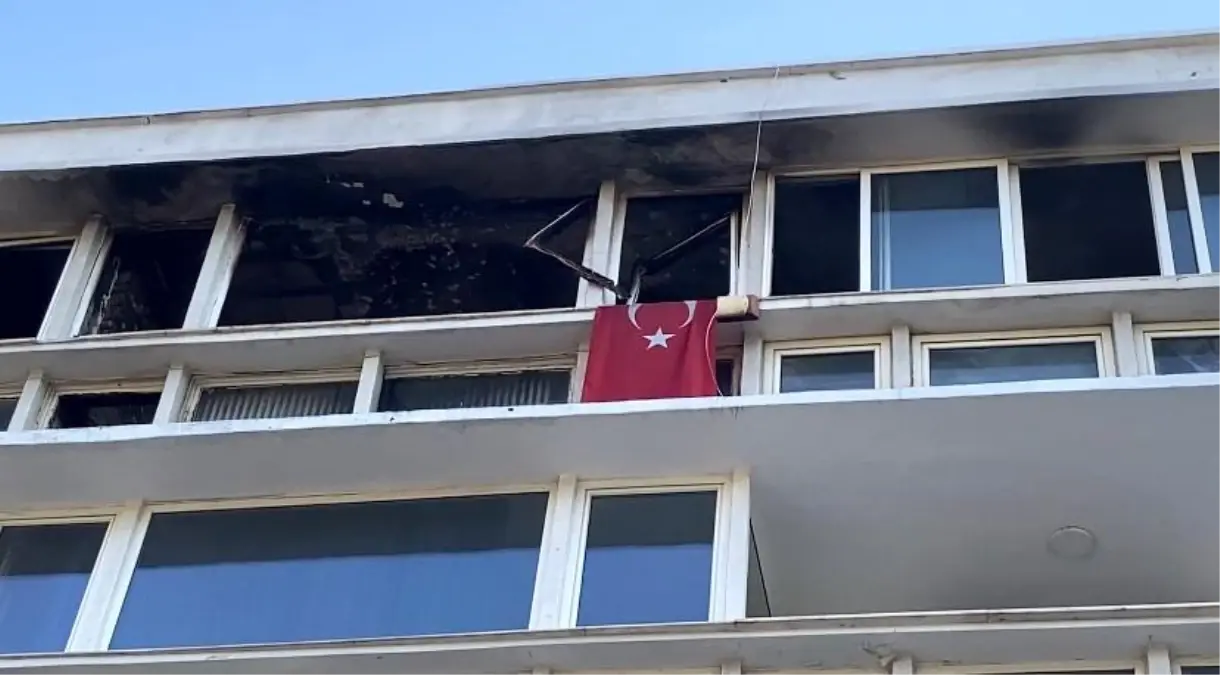 Kadıköy'de Bir Apartmanda Yangın: Zarar Görmeyen Türk Bayrağı Dikkat Çekti