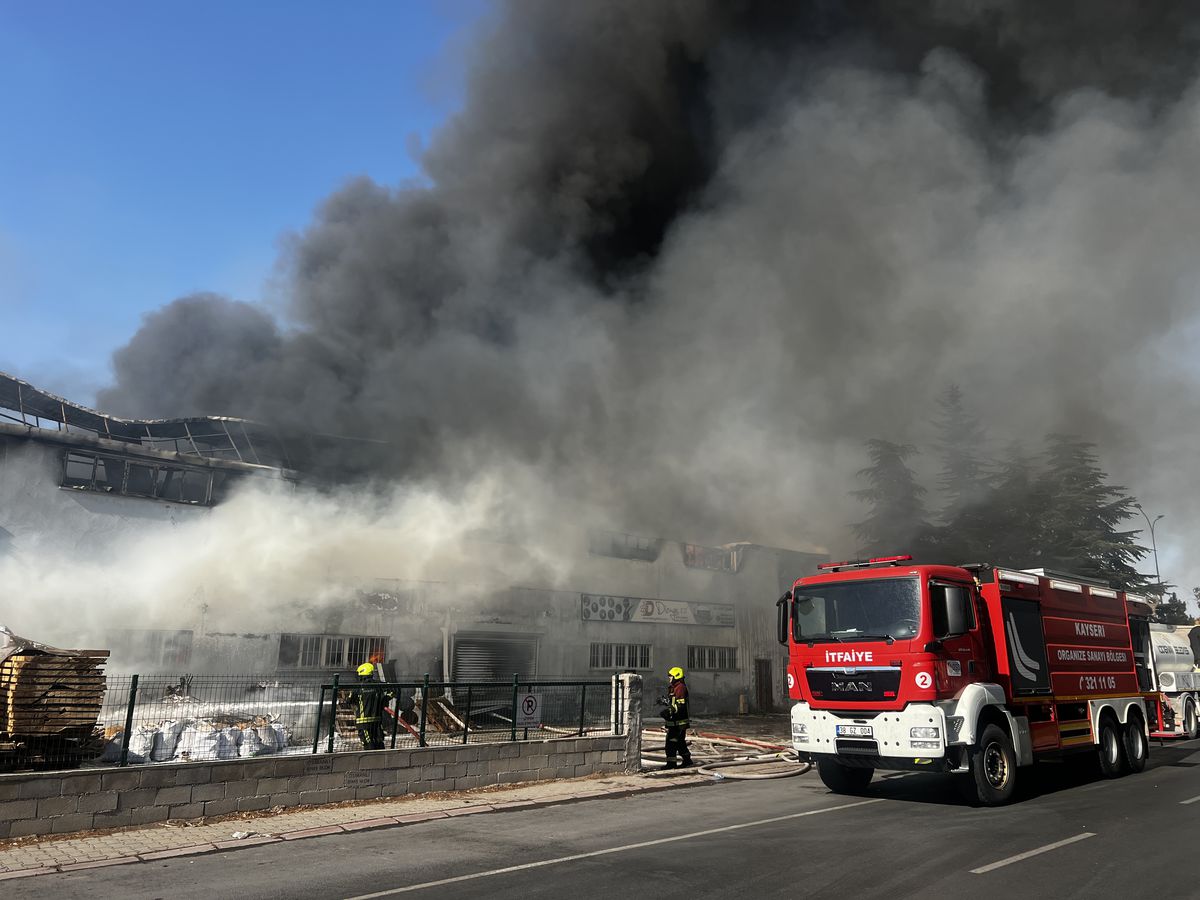 Kayseri'de Hırdavat Dükkanında Çıkan Yangın Fabrikaya Sıçradı
