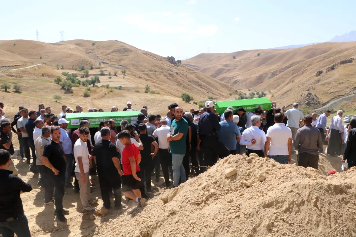 Kazada ölen aynı aileden 5 kişi, yakınlarının düğününe gidiyormuş