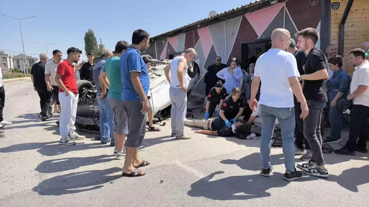 Bursa'da Kontrolden Çıkan Otomobil Takla Attı: 2 Yaralı