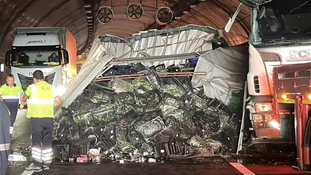 Kuzey Marmara Otoyolu'nda Tır Devrildi, Trafik Kilitlendi