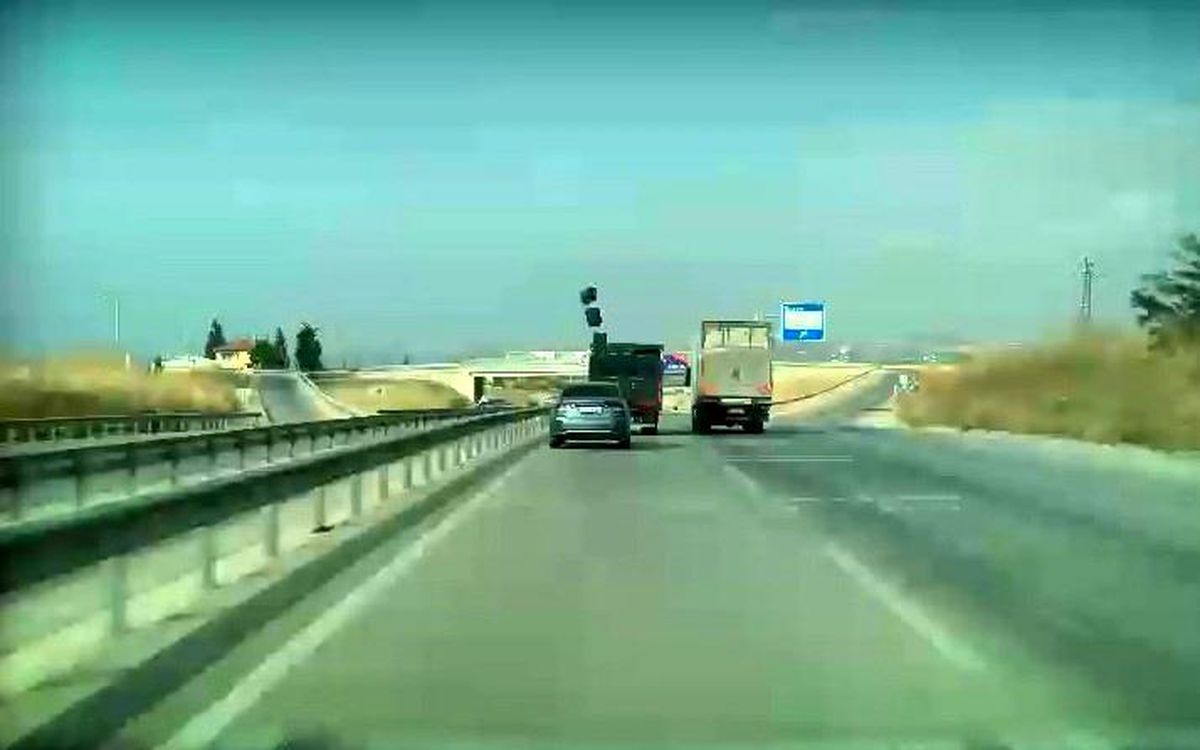 Bursa'da Kamyonun Yolda Saçtığı Kasalar Trafiği Tehlikeye Attı