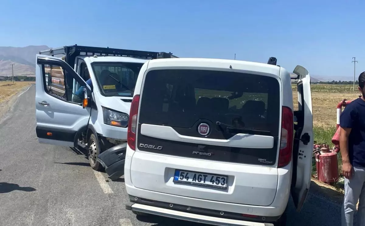 Muş'ta Kafa Kafaya Çarpışma: 1 Yaralı