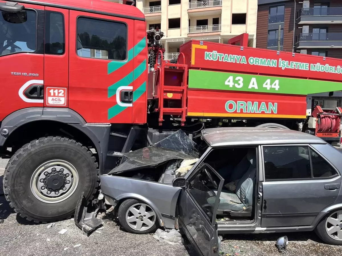 Manisa'da Kavşakta Orman Arazözü ile Otomobil Çarpıştı: Bir Yaralı