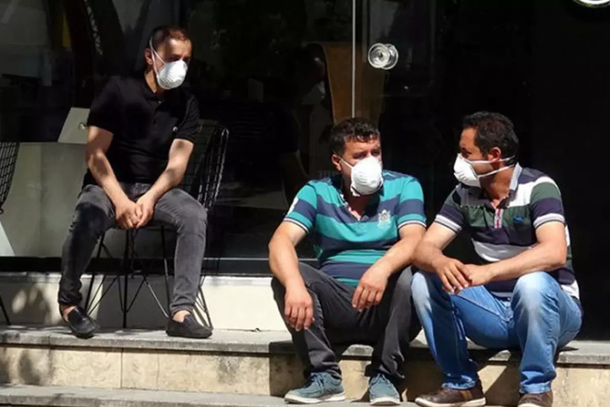 Osmaniye'de bir mahallede maskesiz dışarı çıkılamıyor, sofraya dahi oturulamıyor