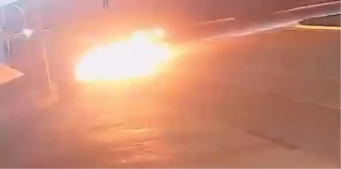 Başiskele'de Seyir Halindeki Otomobil Alev Aldı